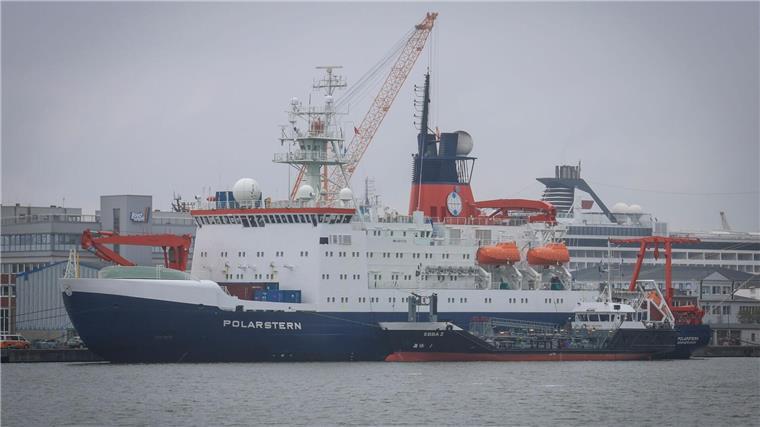 Konferenz zu Forschungsschiffen in Bremen Das Forschungsschiff Polarstern des Alfred-Wegener-Instituts für Polar- und Meeresforschung liegt am Gelände der Lloyd Werft hinter dem Bunkerschiff Ebba 2 im Kaiserhafen Drei in Bremerhaven.