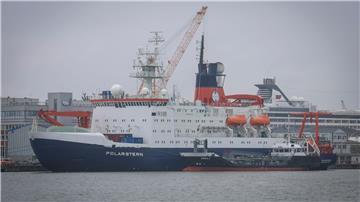 Das Forschungsschiff Polarstern des Alfred-Wegener-Instituts für Polar- und Meeresforschung liegt am Gelände der Lloyd Werft hinter dem Bunkerschiff Ebba 2 im Kaiserhafen Drei in Bremerhaven.