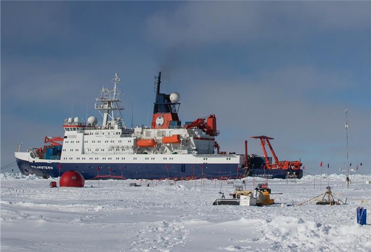 Das Forschungsschiff „Polarstern“ liegt bei einer seiner Reisen in der Antarktis an einer Eiskante.