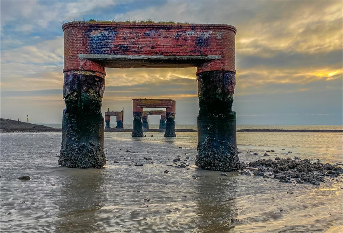 Facebook-Seite gibt Butjadingen ein Gesicht Das Foto der Fundamente des alten Fähranlegers in Eckwarderhörne wurde als eins der zwölf schönsten Wetterbilder 2020 vom NDR gekührt.