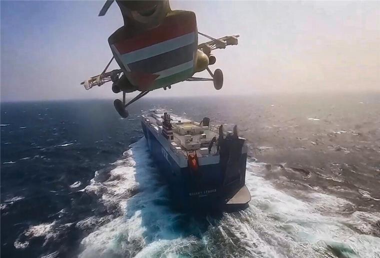 Was die Attacken auf die Schifffahrt mit Bremerhaven zu tun haben Hubschrauber steuert Decke eines Schiffs an