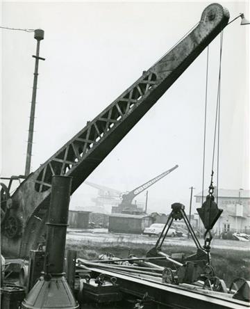 Das Foto entstand 1961 am Neuen Hafen. Einer der Handkurbelkrähne aus dem Jahr 1...