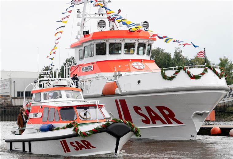 Wesermarsch: Seenotretter nehmen neues Schiff in Empfang Das Foto zeigt die „Nis Randers“ und ihr Tochterboot „Uwe“.