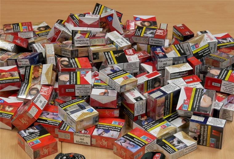 Sittenser Polizei schnappt Trio mit massenhaft Glimmstängeln Das Foto zeigt einen Teil der etwa 3860 Zigaretten.