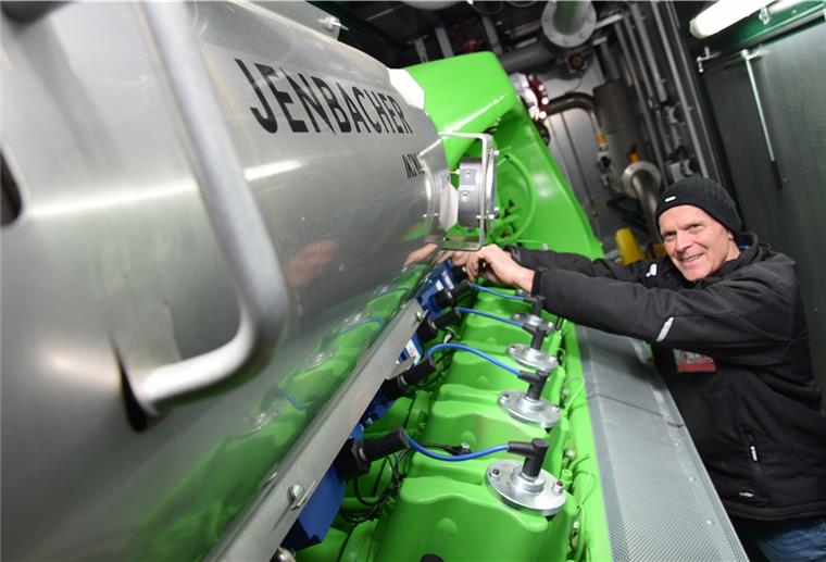 Butjadingen: Biogasanlage in Isens wird für viel Geld modernisiert Das Foto zeigt Frerk Francksen am neuen Motor der Biogasanlage. Das Aggregat aus Österreich hat eine Leistung von 1000 Kilowattstunden.