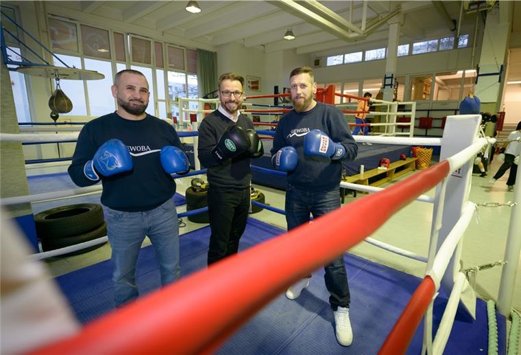 Der Weser-Boxring bekommt eine finanzielle Spritze Boxer im Ring mit dem Gewoba-Chef.