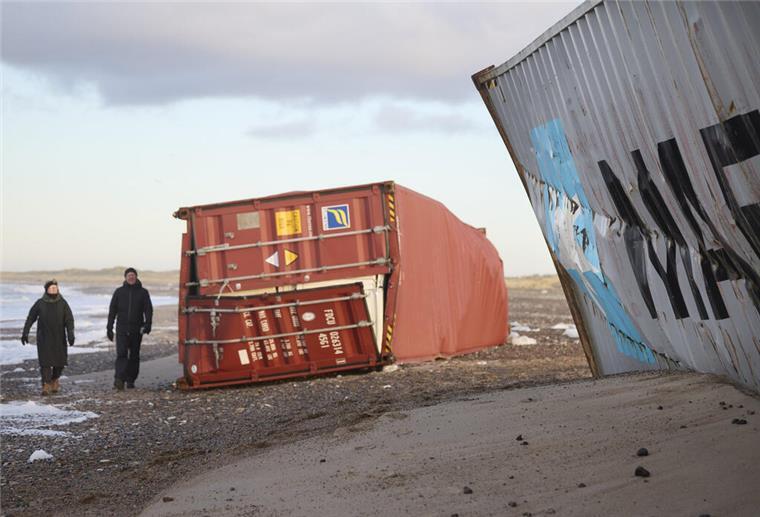 Container-Frachter verlässt Bremerhaven und verliert Ladung in heftigem Sturm Menschen gehen an gestrandeten Containern in der Gegend zwischen Tranum und Slette Strand vorbei.