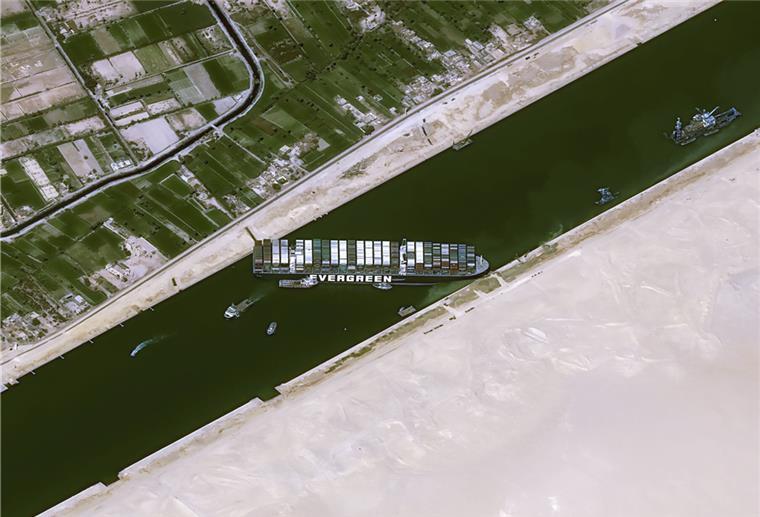 Das Frachtschiff MV Ever Given ist im Suezkanal auf Grund gelaufen und blockiert seither die wichtige Schifffahrtsstraße zwischen Asien und Europa.