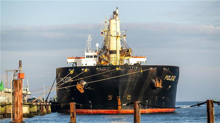 Ermittler suchen nach Ursache für Frachter-Unfall Das Frachtschiff „Polesie“ liegt im Hafen.