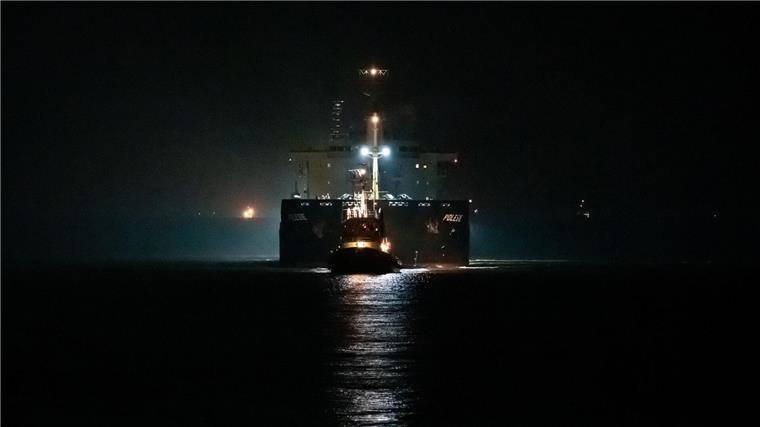 Wind und Wellen erschweren Sicherungsarbeiten an Wrack Das Frachtschiff „Polesie“ wird von zwei Schleppern nach Cuxhaven geleitet.