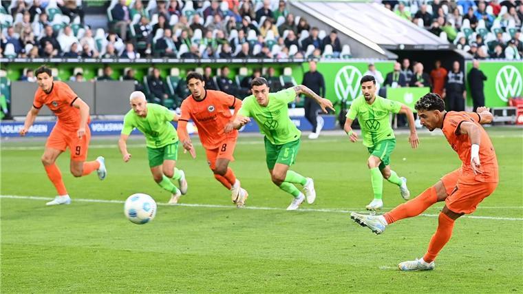 Das Frankfurter Siegtor in Wolfsburg: Omar Marmoush verwandelt einen umstrittenen Handelfmeter.