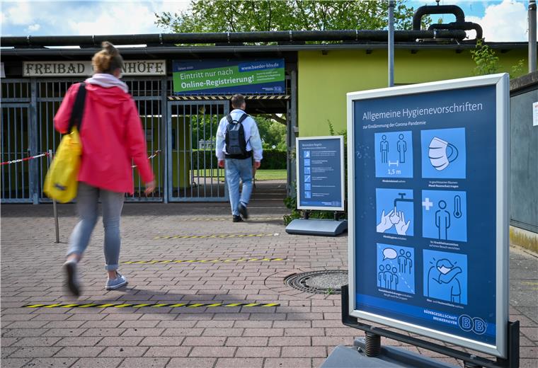 Das Freibad Grünhöfe wird für das Baden in der Coronakrise vorbereitet. Ab Montag, den 8. Juni, soll das Bad öffnen. Rein kommt nur, wer sich vorher online bei der Bädergesellschaft Bremerhaven registriert hat. Foto Scheschonka