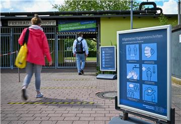 Das Freibad Grünhöfe wird für das Baden in der Coronakrise vorbereitet. Ab Montag, den 8. Juni, soll das Bad öffnen. Rein kommt nur, wer sich vorher online bei der Bädergesellschaft Bremerhaven registriert hat. Foto Scheschonka