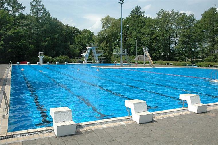 Flickwerk im Freibad Sittensen: Wie lange geht das noch gut? Das Freibad in Sittensen ist in die Jahre gekommen. Samtgemeindebürgermeister Jörn Keller möchte nun klären lassen, wie lange es in diesem Zustand noch betreibbar ist und plädiert für ein Gutachten.