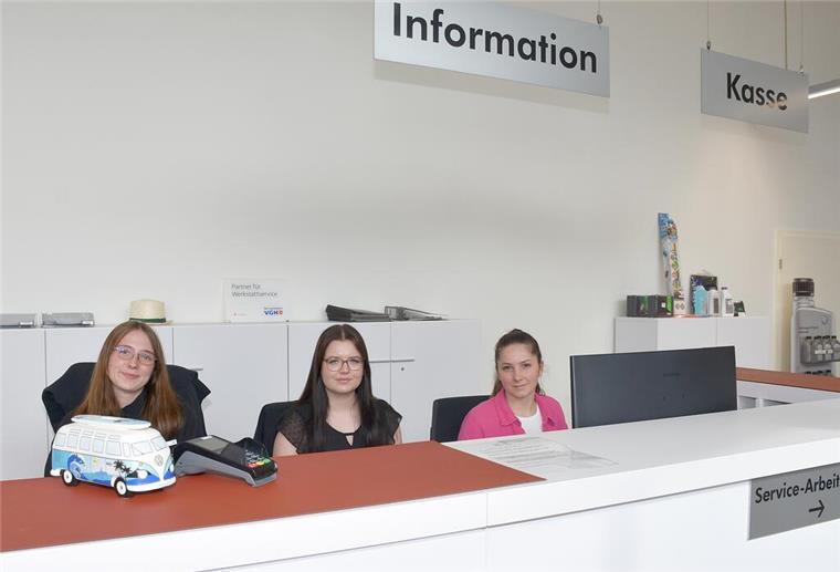Das freundliche Büroteam empfängt die Kunden.