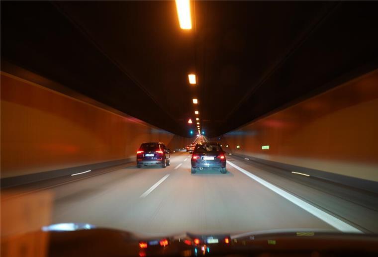 Elbtunnel nach Bauarbeiten wieder frei Autos fahren auf der Autobahn A7 durch den Elbtunnel.