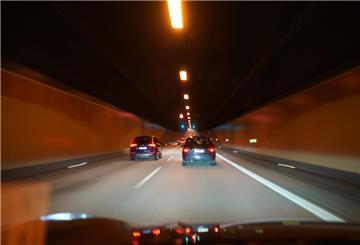 Autos fahren auf der Autobahn A7 durch den Elbtunnel. 