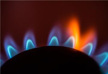 Die Flamme eines Gasherdes brennt in einer Küche.