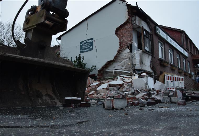 Unfälle in Seefeld: Gespräch über Maßnahmen Das Gaststätten-Gebäude ist durch den Aufprall des Wagens erheblich beschädigt worden. Foto: Kühnemuth