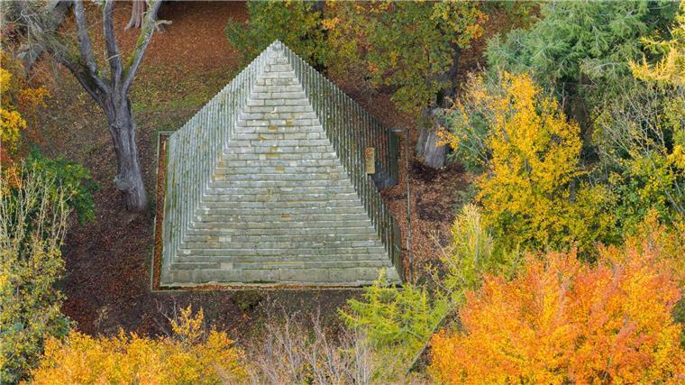 Warum steht eine Pyramide in einem niedersächsischen Wald? Das Gebäude dient als Mausoleum für Graf Ernst zu Münster und seine Familie.