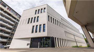Das Gebäude ist nach rundvierjähriger Bauzeit nun fertig und bezogen worden.