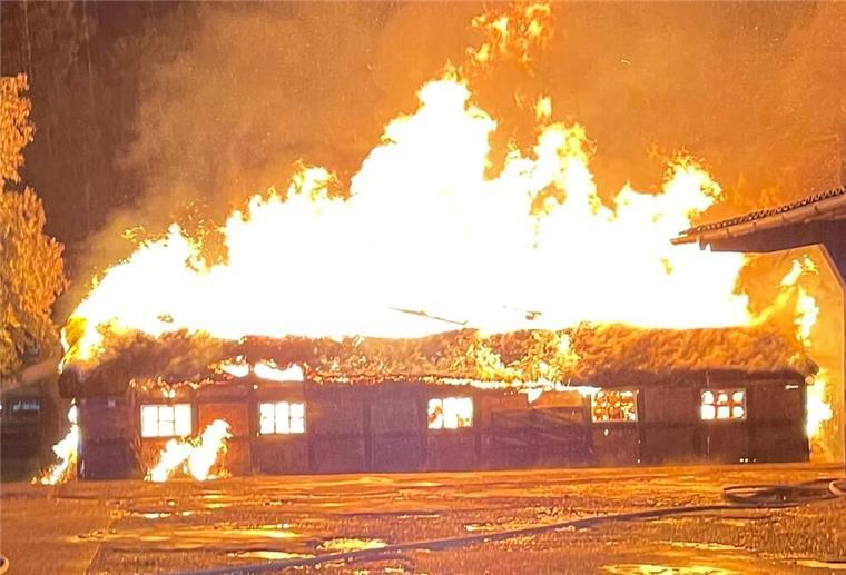Heftiger Blitzeinschlag vernichtet Gebäude in Bexhövede Das Gebäude ist nicht mehr zu retten.