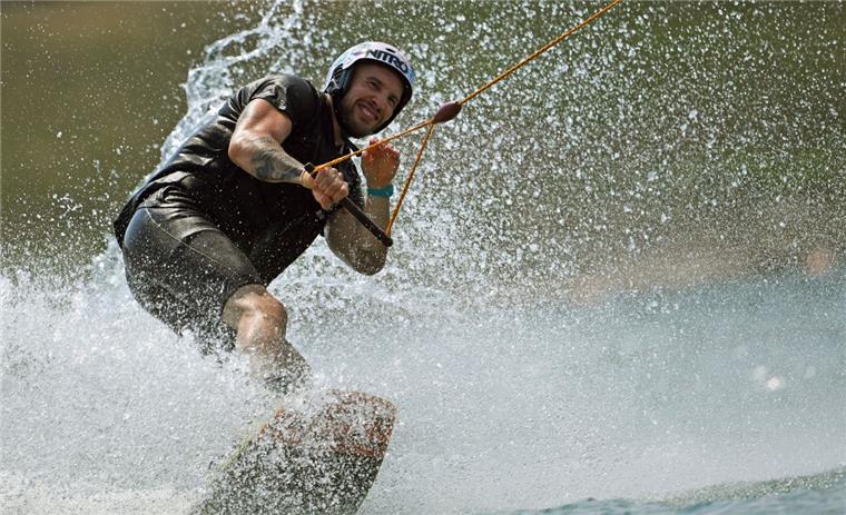 Wasserski am Spadener See kann losgehen Das geht ab für Wassersportler am Spadener See. Der Schiffdorfer Gemeinderat hat die Hürden für den Bau einer Skianlage am Donnerstag beiseite geräumt. Die Befürworter jubelten. Die Anlieger hatten sich gegen die Anlage gewehrt und erlitten eine Niederlage.