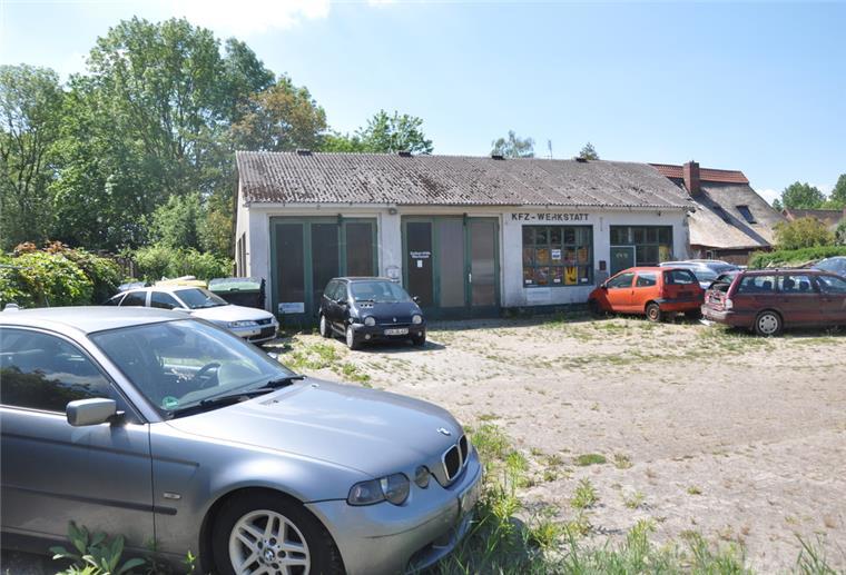 Geplanter Supermarkt: Fragezeichen bei Grundstück in Sandstedt Das Gelände der ehemaligen Tankstelle in Sandstedt: Inzwischen stehen nur noch zwei Autos dort.
