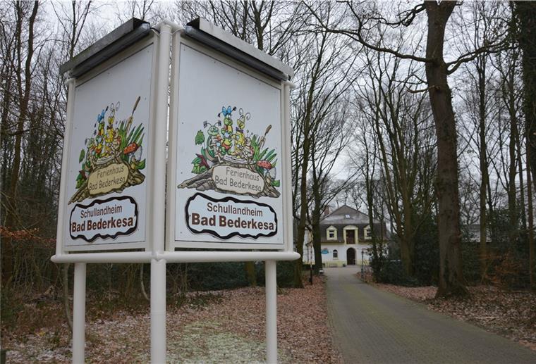 Das Empfangsschild an dem Schullandheim Bad Bederkesa. 