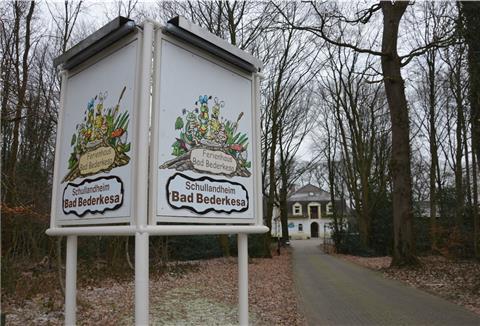 Das Empfangsschild an dem Schullandheim Bad Bederkesa. 