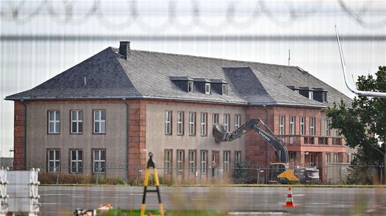 „Schwarzbuch“: Stiftung beklagt verlorene Denkmale Das Generalshotel in Schönefeld vor den Toren Berlins musste einem Parkplatz für Flugzeuge weichen. (Archivbild)