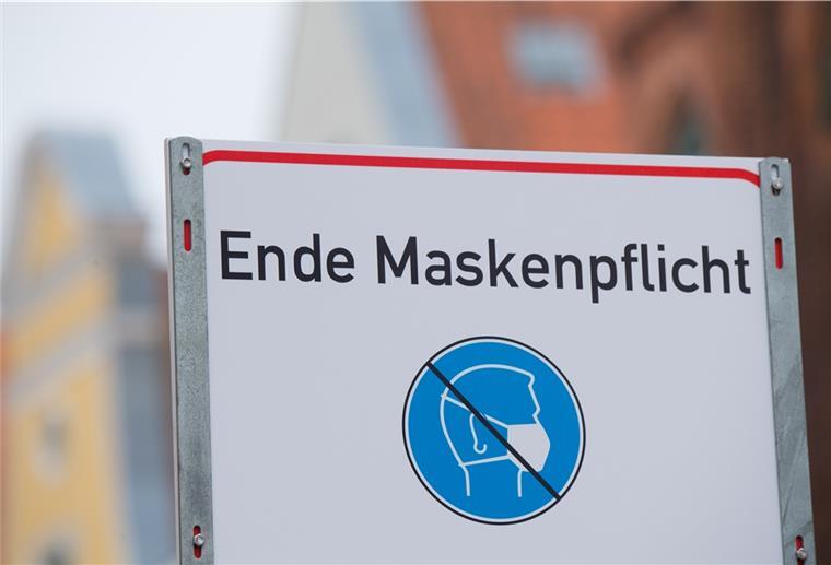 Lockern trotz Rekordwerten? Diskussion über neue Corona-Regeln "Ende Maskenpflicht" steht auf einem Schild in der Altstadt von Stralsund.