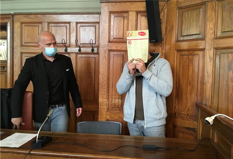 Richter fordert Geständnis vom Waffenhändler Das Gericht fordert ein Geständnis von Eray Ö. (rechts). Nur dann kann er mit einem milderen Strafrahmen für den Handel mit Drogen und Waffen rechnen.