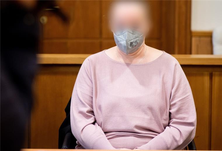 Impfungen mit Kochsalzlösung: Gericht verhängt Bewährungsstrafe Die angeklagte Krankenschwester sitzt vor Prozessbeginn in einem Saal im Landgericht