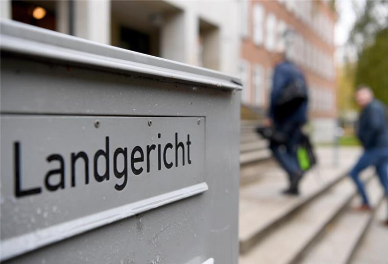 Vorwurf des Kindesmissbrauchs in Cuxhaven: Ex-Jugendleiter vor Gericht Das Schild "Landgericht" vor dem Landgericht Kiel