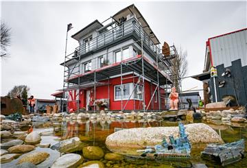Das Gerüst-Haus am Lohmanndeich wird regelmäßig von Passanten fotografiert.