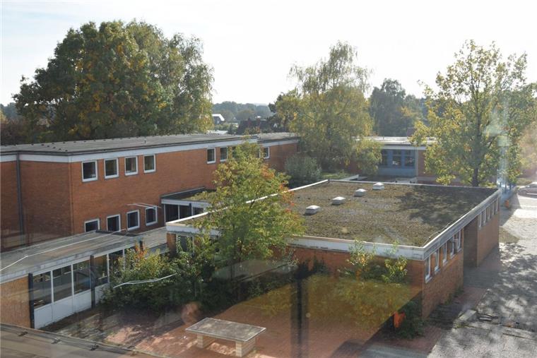 Nach Abriss wird Zevener Schulgelände nicht verkauft Das gesamte Ensemble von Schulgebäuden an der Ecke Lühnenfeld/Kanalstraße in Zeven – unser Foto zeigt den alten Hauptschul-Trakt – soll im kommenden Frühjahr abgerissen werden. Nur die Turnhalle bleibt stehen, um auch weiterhin von den Jungen und Mädchen aus den benachbarten Grundschule genutzt zu werden. Das gesamte Areal wird komplett abgeräumt. Was mit dem unterirdischen Blockheizkraftwerk passiert, wird derzeit noch von Experten der Stadtwerke Zeven geprüft
