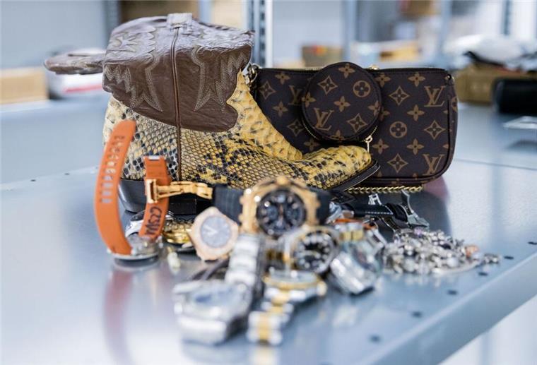 Fälschungen in Deutschland: Lebensgefahr und Milliardenverluste Gefälschte Markenuhren, Pythonschlangen-Stiefel und eine gefälschte Luxustasche.