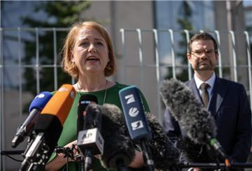 Lisa Paus (Bündnis90/Die Grünen), Bundesministerin für Familie, Senioren, Frauen und Jugend, spricht neben Marco Buschmann (FDP), Bundesminister der Justiz, nach der Sitzung des Bundeskabinett im Kanzleramt bei einem Pressestatement zum Selbstbestimmungsgesetz. +++ dpa-Bildfunk +++