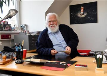 Das "Gesicht" der Bremerhavener Tafel und für viele der Weihnachtsmann schlechtin: AWO-Chef Manfred Jabs geht in den Ruhestand.