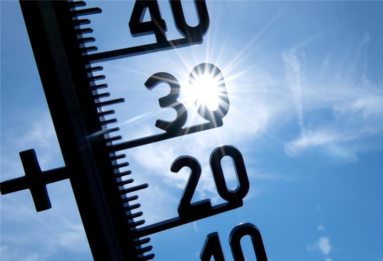 Deutscher Wetterdienst veröffentlicht Hitzewarnung für das Elbe-Weser Dreieck Ein Thermometer zeigt Temperaturen über 30 Grad an