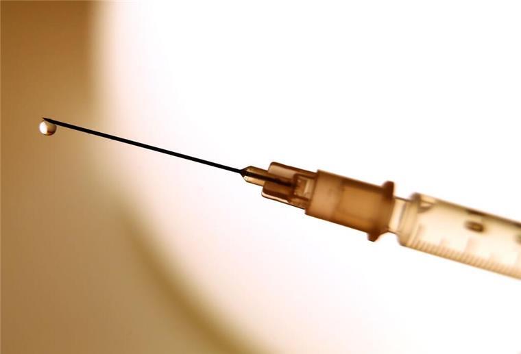 Botox-Partys: Gesundheitsamt warnt vor dem Falten-Hype Eine Flüssigkeit tropft aus der Kanüle einer Spritze.