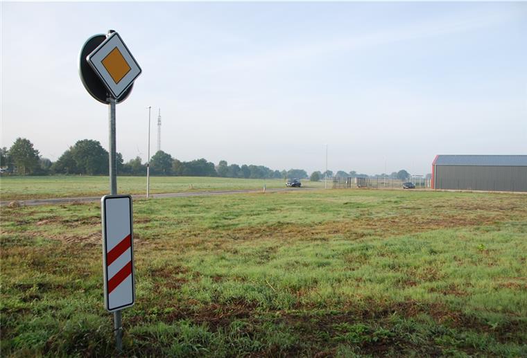 Energiewerk in Beers: „Amtswiesen“ als Standort für die Stadt alternativlos Verkehrsschild an einer grünen, unbebauten Fläche.