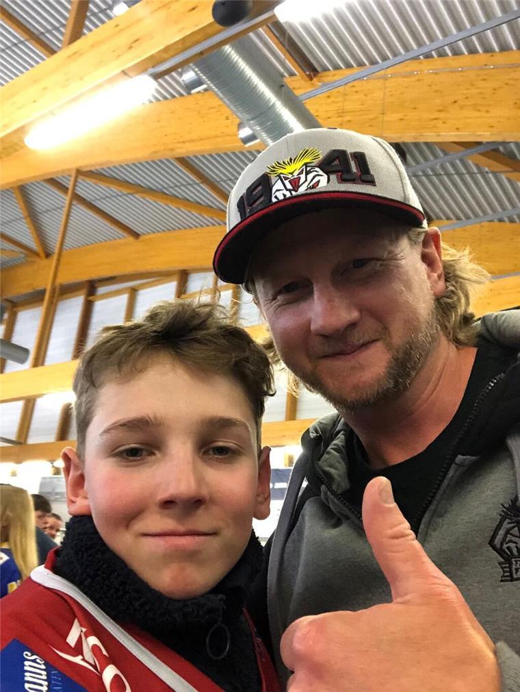 Mats Neuschl gewinnt mit Fanfoto von Mike Moore signierten Puck Mike Moore mit Fan