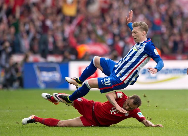 Fußball-Bundesliga: Entscheidungen vertagt: Bayern noch nicht Meister Das gibt eine Gelbe Karte: Bayerns Rafinha (unten) foult Herthas Mitchell Weiser bei einem Zweikampf.