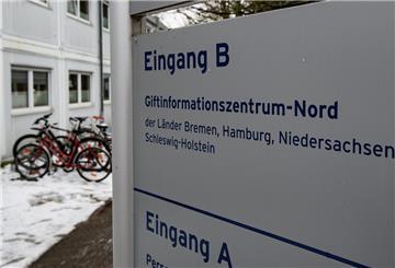 Ein Schild mit der Aufschrift "Giftinformationszentrum-Nord der Länder Bremen, Hamburg, Niedersachsen, Schleswig-Holstein" steht vor Containern der Einrichtung. 