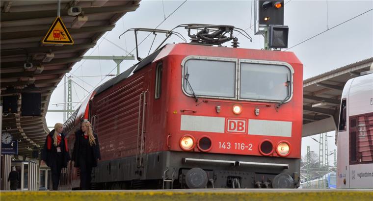 Kurioses aus Westerstede: Mann will E-Lok mit Auto aufs richtige Gleis ziehen Das ging daneben: Ein Fahrdienstleiter wollte mit dem eigenen Auto eine E-Lok aufs richtige Gleis ziehen.