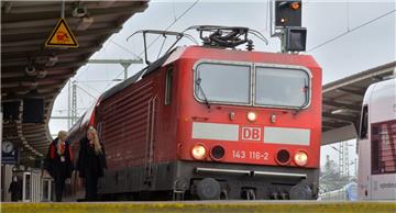 Das ging daneben: Ein Fahrdienstleiter wollte mit dem eigenen Auto eine E-Lok aufs richtige Gleis ziehen.
