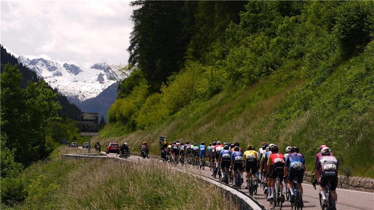 Giro d’Italia: Del Toro meldet sich mit Etappensieg zurück Das Giro-Feld hatte eine weitere schwere Bergetappe zu meistern.
