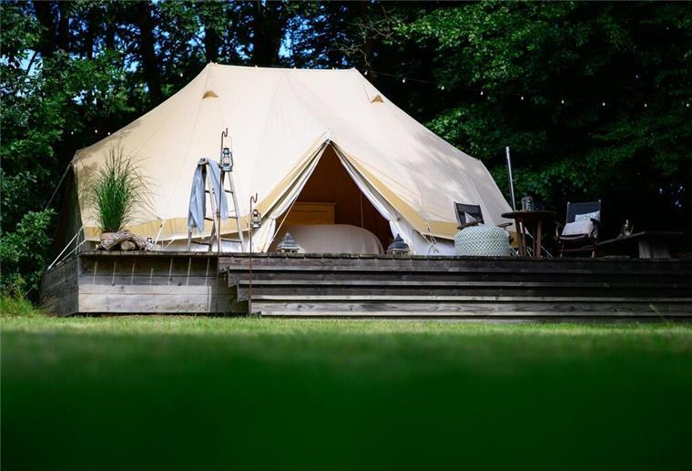 Wer kurzfristig in den anstehenden Herbstferien verreisen will, hat gute Chancen, an der Küste, in d Das Glamping-Zelt auf dem Stimbekhof ist wie „ein Hotelzimmer in der Natur“, sagt Geschäftsführer Björn Bohlen. (Archivbild)